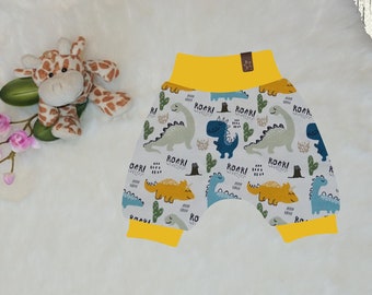 Capri- oder Kurze Pumphose, Sommerhose für Jungen Gr.52-116, in Weiß mit "Dinos in Blau/Gelb/Grün-Tönen + Bündchen (Farbe wählbar)