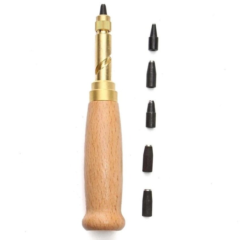 Op de afbeelding: Een lederbewerking gereedschapsset met een houten handvat, messing accenten en een spiraalboor. Inclusief vier verwisselbare zwarte metalen tips voor verschillende gatmaten. Ideaal voor leerbewerking en knutselprojecten.