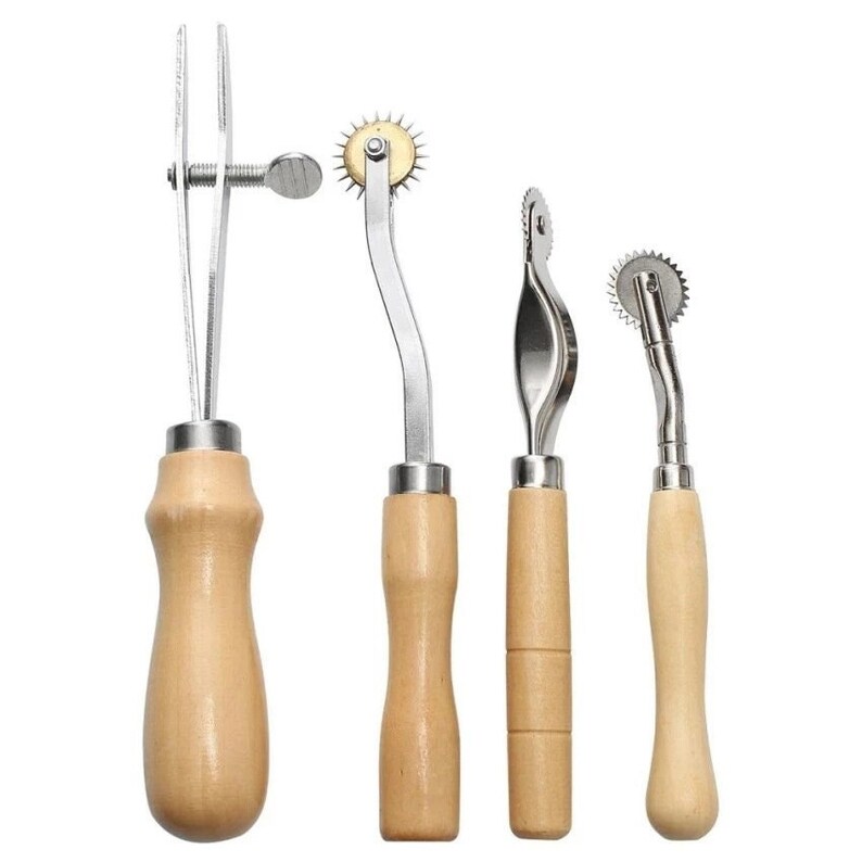 Op de afbeelding: Set van vier leerbewerkingstools. Inclusief een verstelbare randcreaser, twee traceerwielen en een randafschuiner. De tools hebben houten handvatten en metalen uiteinden. Ideaal voor leerbewerking.