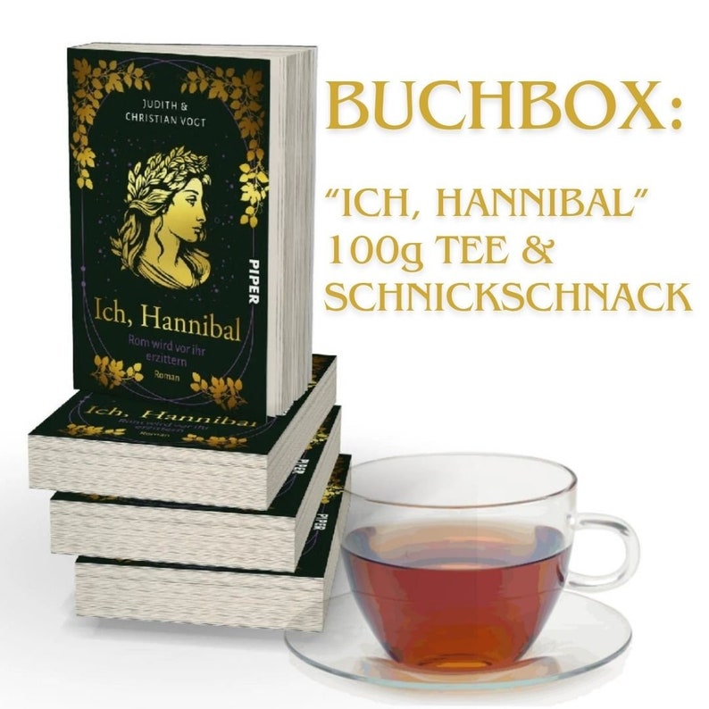 Ein Stapel des Romans "Ich, Hannibal" mit einerTasse schwarzen Tee