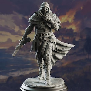 Op de afbeelding: Een gedetailleerd, grijs, gebeeldhouwd beeldje van een gekapte figuur met een masker en een wapen. Het beeldje staat op een ronde basis.