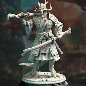 Puede incluir: Una figurita pintada de blanco de una criatura parecida a un dragón que lleva un atuendo de samurái con una espada en la mano. La figurita está de pie sobre una base redonda.