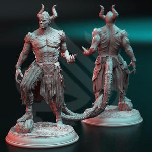 Könnte beinhalten: Eine detaillierte, graue, 3D-gedruckte Figur eines Dämons mit Hörnern, einem Schwanz und einem zerrissenen Rock. Der Dämon steht auf einem runden Sockel.