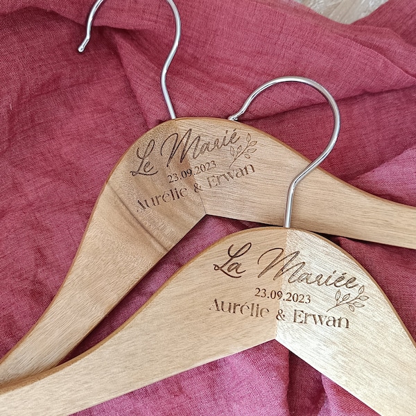 Cintre bois personnalisé pour mariage et bapteme - gravure sur bois