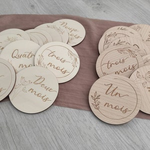 Houten zwangerschapsmijlpaalkaart / Ronde houten geboorte met bloemen