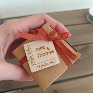 cadeau invité Boite dragées kraft personnalisée avec étiquette bois et ruban