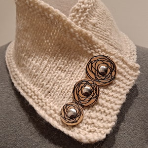 Removable wood buttons for knitwear: Dots & Scribbles