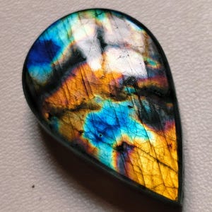 Spectrolite Labradorite Cabochon, Purple Labradorite Gemstone for Pendant, Multi Purple Flashy Labradorite Wholesaler, Pear Shape CT-50