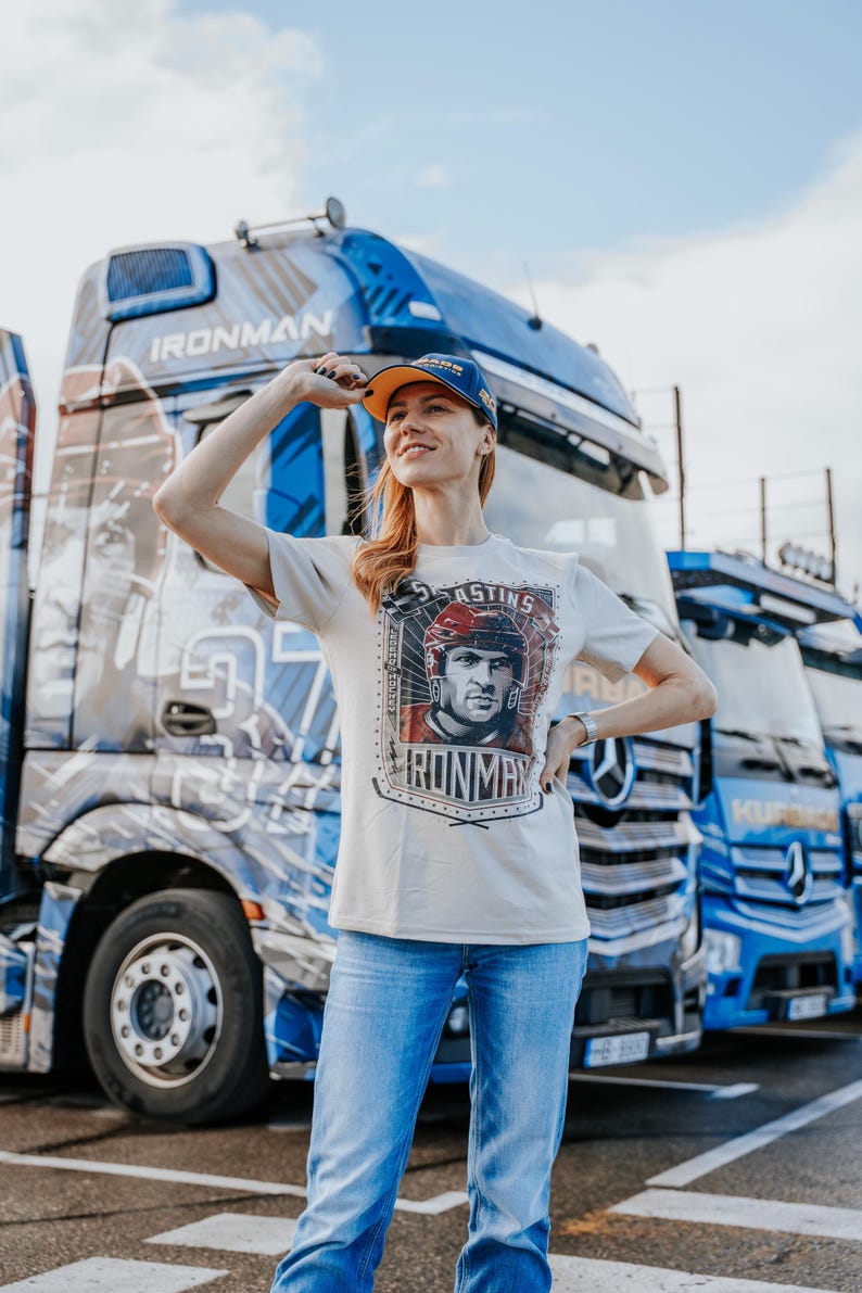 T-krekls "Skrastiņš - DZELZS VĪRS" (Maglietta "Skrastins - IRONMAN") immagine 7