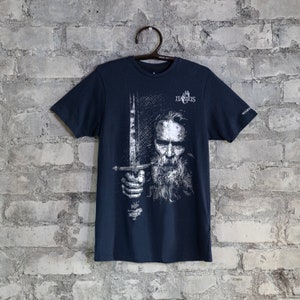 Namejs - 13. gadsimta Latvijas varonis T-krekls zils (Namejs - 13th century Latvian hero navy blue T-shirt)