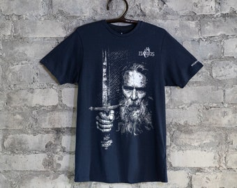 Namejs - 13. gadsimta Latvijas varonis T-krekls zils (Namejs - maglietta blu navy dell'eroe lettone del XIII secolo)