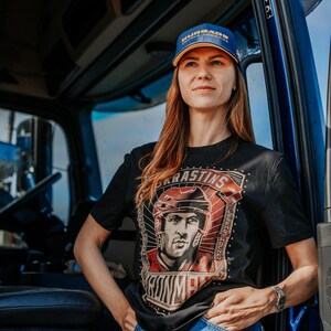 T-krekls "Skrastiņš - DZELZS VĪRS" (Maglietta "Skrastins - IRONMAN") immagine 2