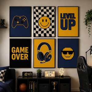 Pode incluir: Um conjunto de seis impressões de parede retangulares com gráficos de jogos, incluindo um comando, um smiley axadrezado, o texto LEVEL UP, o texto GAME OVER, auscultadores e um smiley pixelizado em azul marinho, amarelo, preto e branco.