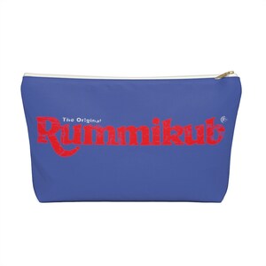 Puede incluir: Una bolsa azul con cremallera, con una cremallera blanca y el texto rojo "The Original! Rummikub" en la parte delantera.