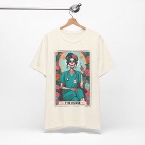 Die Krankenschwester (beunruhigt) Tarot-Karte T-Shirt | Sarkastisches Tarot | Lustige Tarot | Humorvolles Tarot