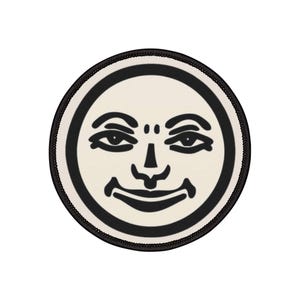 Puede incluir: Parche bordado en blanco y negro de una cara sonriente con un diseño simple. La cara tiene dos ojos, una nariz y una boca.