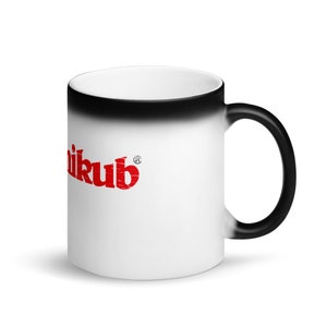 Op de afbeelding: Een zwart-witte kleurveranderende mok met een rood "ikub" logo gedrukt op de voorkant. De mok heeft een zwarte handgreep.