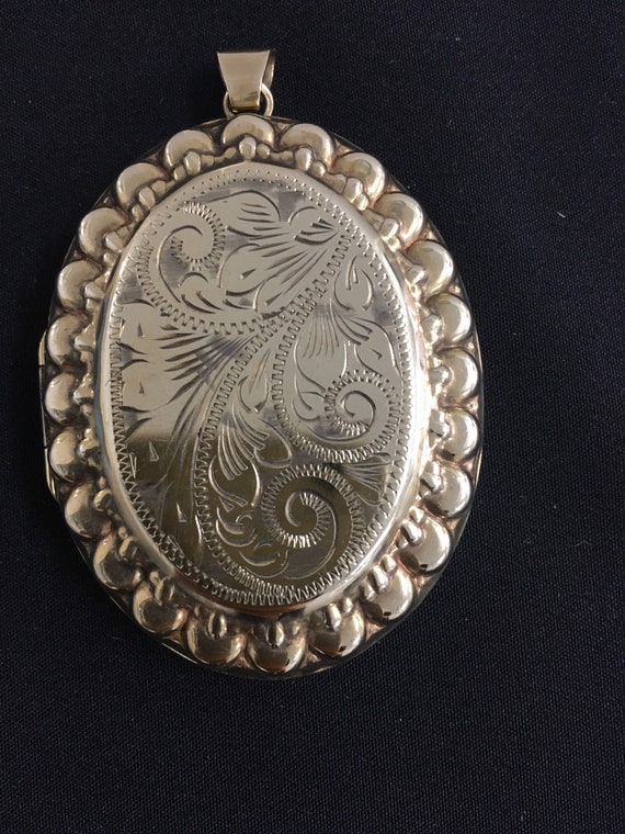 9ct yellow gold large vintage locket