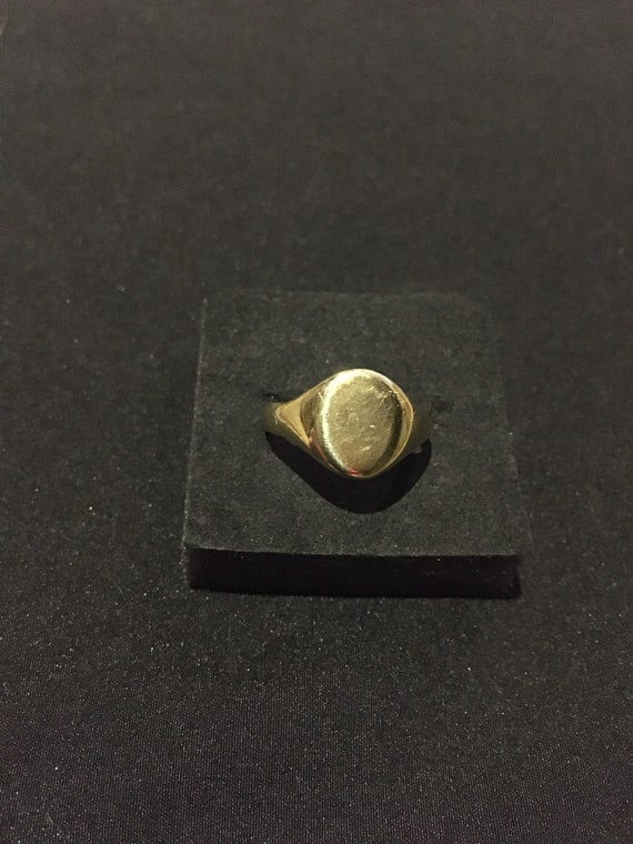 Antique 9ct yellow gold signet ring.