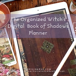 Può includere: Un iPad mostra "The Organized Witch's Digital Book of Shadows Planner" con un'icona PDF. Lo schermo mostra un design di porta in legno. Tarocchi, una ciotola di rame e una penna sono su una superficie di legno.