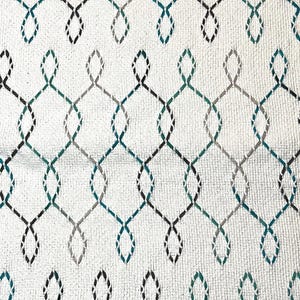 Puede incluir: Alfombra blanca tejida con un patrón geométrico de bucles entrelazados de color turquesa, gris y negro.