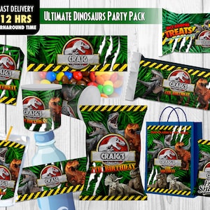 Peut inclure: Un ensemble d'étiquettes de faveur de fête de dinosaures avec un fond de jungle verte avec une silhouette de dinosaure rouge et le texte "Craig's 4th Birthday". Les étiquettes sont conçues pour divers articles de fête, y compris les boîtes de jus, les sacs de bonbons, les bouteilles d'eau, les sacs de friandises et les sacs cadeaux.