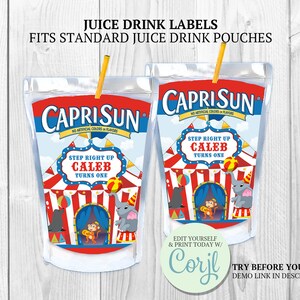 Pode incluir: Dois pouches de sumo Capri Sun com etiquetas de tema de circo. As etiquetas apresentam uma tenda listrada vermelha e branca, um macaco, um elefante e o texto "Step Right Up Caleb Turns One".