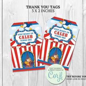 Puede incluir: Dos etiquetas de agradecimiento de circo de color rojo, blanco y azul con una ilustración de un mono. El texto en las etiquetas dice "Step Right Up Caleb Turns One". Las etiquetas miden 3 pulgadas por 2 pulgadas.