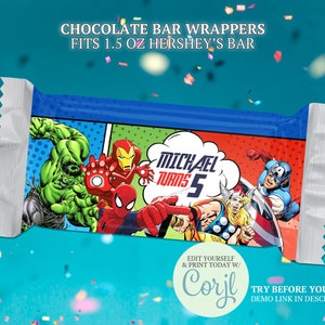 Puede incluir: Un envoltorio de barra de chocolate imprimible azul, rojo y verde con una imagen de estilo cómic de superhéroes, incluyendo Hulk, Iron Man, Spiderman, Thor y Capitán América. El envoltorio dice "Michael Turns 5".