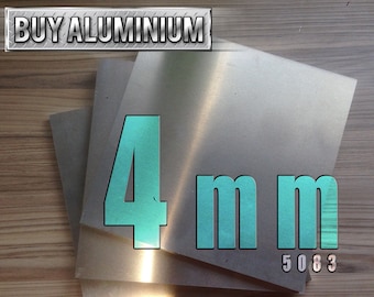 Könnte beinhalten: Mehrere Platten aus gebürstetem Aluminium sind auf einer Holzoberfläche gestapelt. Der Text "BUY ALUMINIUM" steht oben, und große türkisfarbene Zahlen "4 mm" stehen in der Mitte. Der Text "Multi Listing" steht unten.