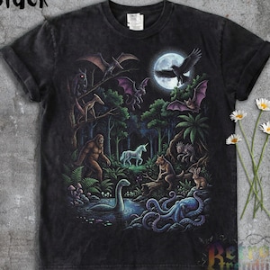 Maglietta con creature criptiche, grafica con creature mitologiche, Bigfoot, Mothman, Nessie, regalo a tema criptozoologia, t-shirt Comfort Colors®