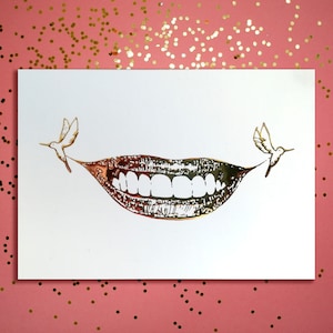 Carte de vœux dorée A6 festive et joyeuse illustrée d'un sourire avec des oiseaux pour les fêtes de fin d'année ou un anniversaire