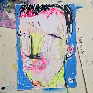 Disegno su carta "BAD BOY 18". Dimensioni 21x29,7 cm. Ritratto originale, moderno ed espressivo di un uomo. Firmato Reshka.