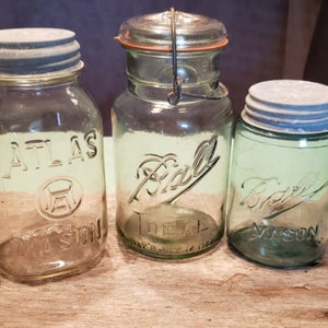 Słoiki Vintage Canning, słoiki Hazel Atlas o pojemności kwarty i półkwarty, słoik Ball o pojemności kwarty ze szklaną pokrywką i uchwytem, słoik Ball o pojemności kwarty z cynkową pokrywką i słoik Presto