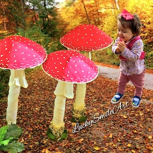 Riesiger Fliegenpilz-Pilz, Alice im Wunderland Party Dekoration, Waldhintergrund