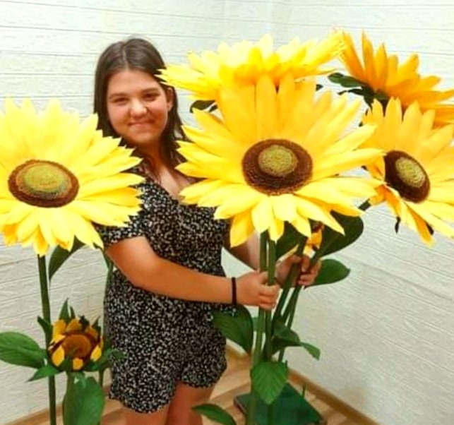 Giant Self Standing Italian Crepe Paper Sunflower Photo Backdrops