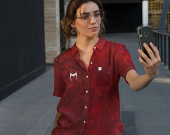Camisa abotonada con corona de bruja escarlata (unisex)