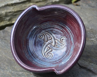 Irish Celtic pottery 'trinity knot bowl'