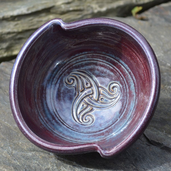 Irish Celtic pottery 'trinity knot bowl'