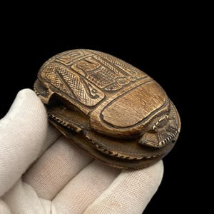 Starożytny egipski kamienny skarabeusz z hieroglifami - wyjątkowy ręcznie robiony artefakt dla kolekcjonerów i miłośników historii