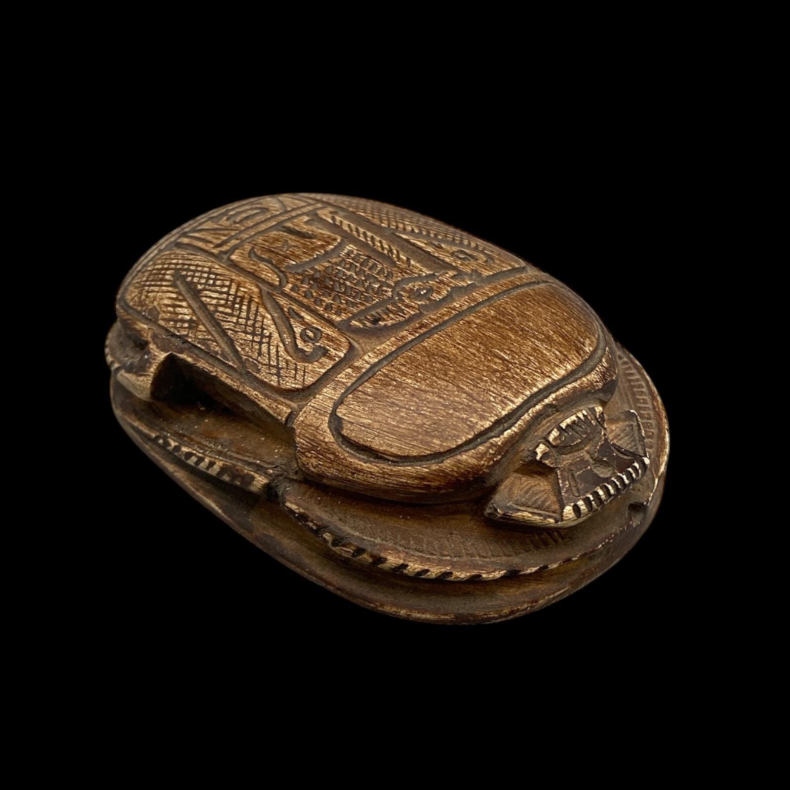 Lot - A HIGHLY RARE EGYPTIAN AGATE ENGRAVED WINGED SCARAB & BASTET AND