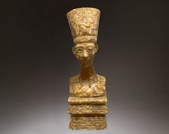 エジプト美術のネフェルティティ女王の胸像。エジプト製。大きな手描き