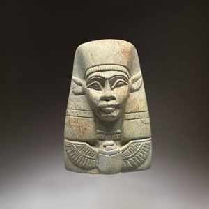 Busto de Hathor tallado a mano en piedra: diosa egipcia de la belleza. Decoración.