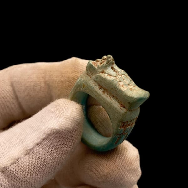 古代エジプトの石の指輪。上部にはミイラ化したアヌビス神の犬が描かれている。