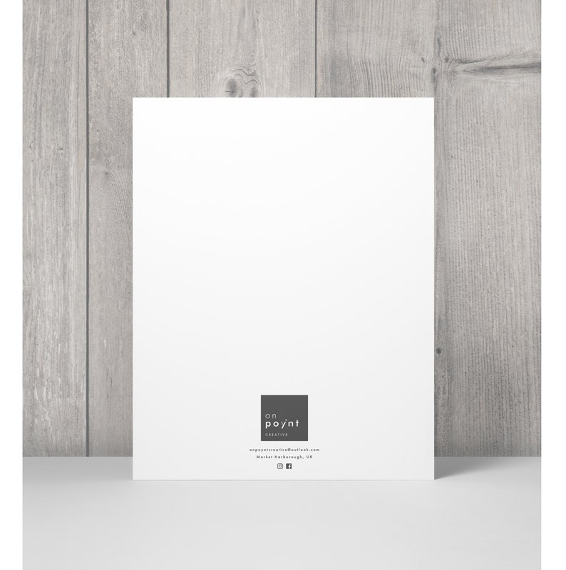 Pode incluir: Um cartaz branco com um logotipo preto que diz "on poynt creative" e o texto "onpoyntcreative@outlook.com Market Harborough, UK" com &iacute;cones de m&iacute;dia social.