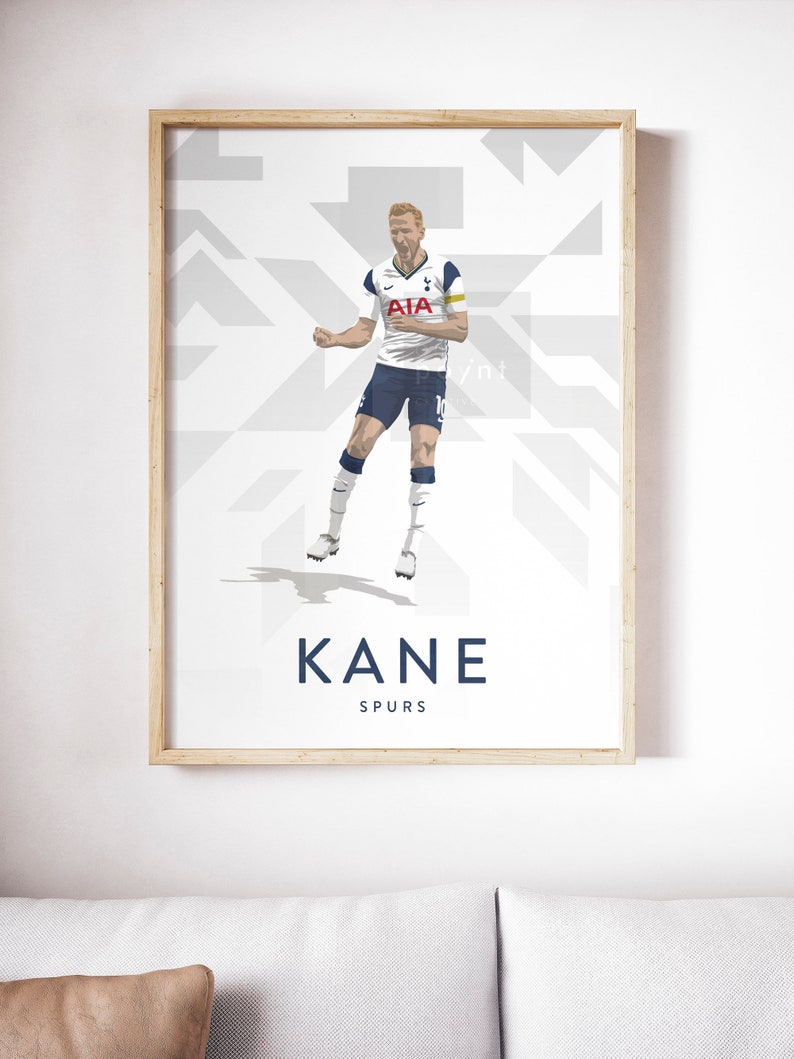 Pode incluir: Uma ilustra&ccedil;&atilde;o digital de Harry Kane, um jogador de futebol do Tottenham Hotspur, com uma camisa branca e azul marinho com o logotipo da equipe e o texto "AIA" no peito. O fundo &eacute; um padr&atilde;o geom&eacute;trico branco e cinza. O texto "KANE" e "SPURS" est&aacute; abaixo do jogador.
