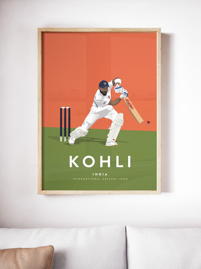 Pode incluir: Uma ilustra&ccedil;&atilde;o digital de um jogador de cr&iacute;quete com um uniforme branco balan&ccedil;ando um taco. O jogador est&aacute; em um campo verde com um fundo vermelho. O texto "KOHLI INDIA INTERNATIONAL CRICKET ICON" est&aacute; abaixo do jogador.