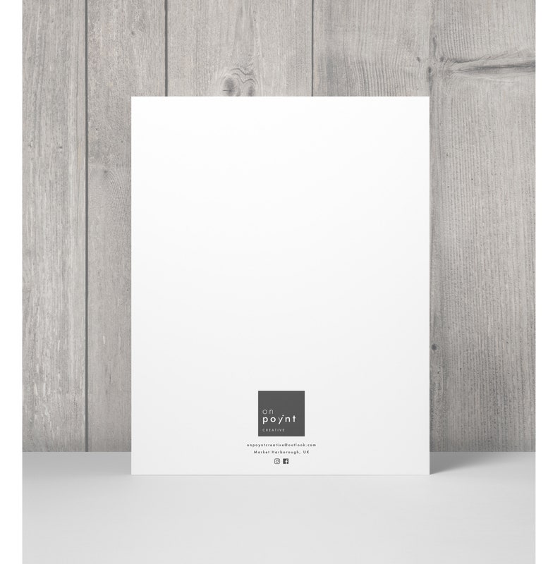 Pode incluir: Um cart&atilde;o branco em branco com um logotipo preto no canto inferior direito que diz "on poynt creative" com o endere&ccedil;o do site "onpoyntcreative@outlook.com" e a localiza&ccedil;&atilde;o "Market Harborough, UK" abaixo do logotipo. O logotipo tamb&eacute;m inclui &iacute;cones de m&iacute;dia social para Instagram e Facebook.