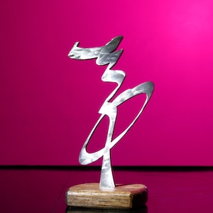 Escultura bohemia. Mesita de noche de metal pequeña. Minimalista abstracto moderno. Metal grueso sólido