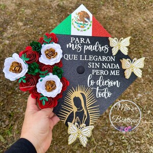 Adorno para birrete de graduación con diseño floral mexicano personalizado - Adorno para birrete de graduación mexicano con diseño floral de girasol y rosas para mis padres